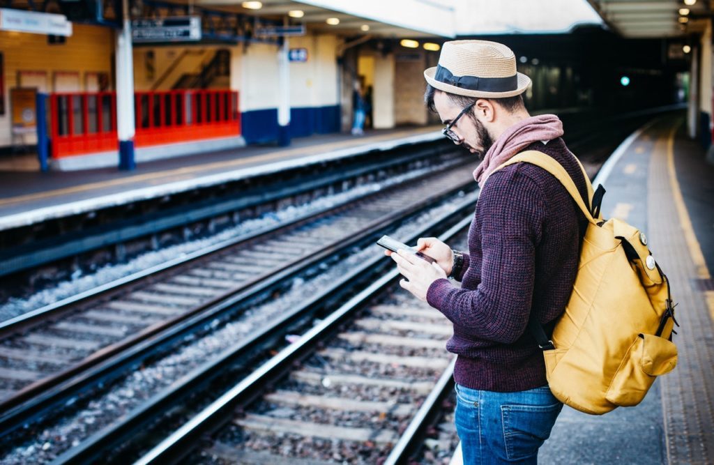 実は見られてるかも 電車の中でスマホ画面の覗き見の危険性