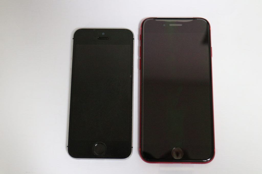 旧iPhoneSEですが、それに比べると若干大きくなっています。