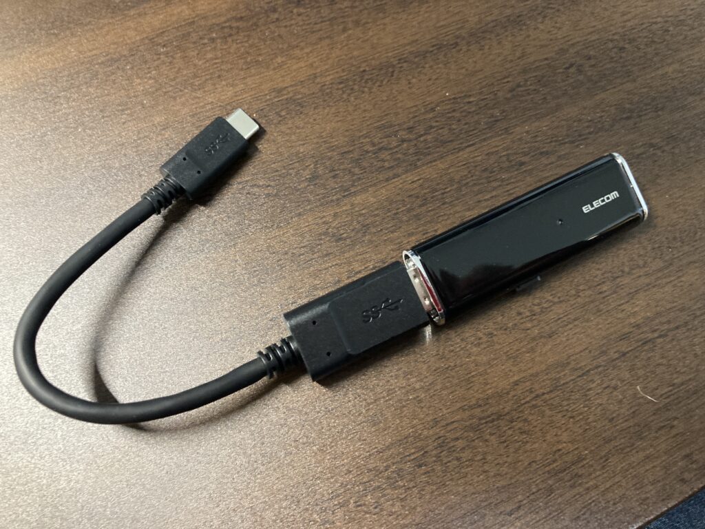 USBタイプAなのでMacBookには変換ケーブル必要