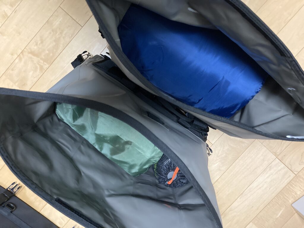 「ゼロワンフィールド エアーマット」と「コールマン(Coleman) 寝袋 パフォーマーIII C5」はサイドバッグに入れて運ぼうと思います